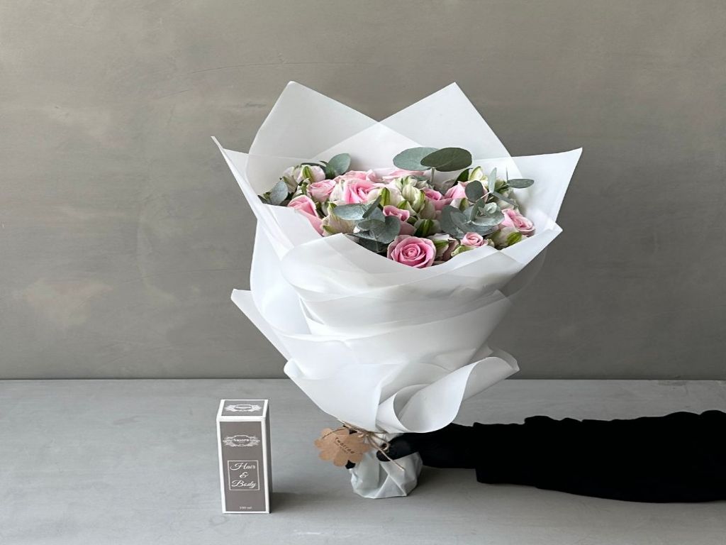 Hand Bouquet with Sasora Perfume 